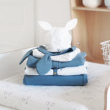 joey muts wit oren kangoeroe op stapel kleren blauw wit