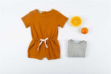 Bla Bla Bla flatley jumpsuit oker korte mouwen korte pijpen wit lint opgeplooide grijze T-shirt halve appelsien manderijn