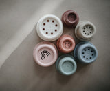 Mushie stapelbare potjes bovenkant sterren regenboog pastelkleuren ecru roest blauw grijs roze